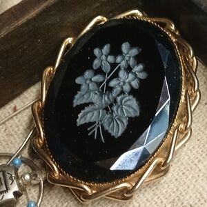Elegant Black and Gold Floral Brooch